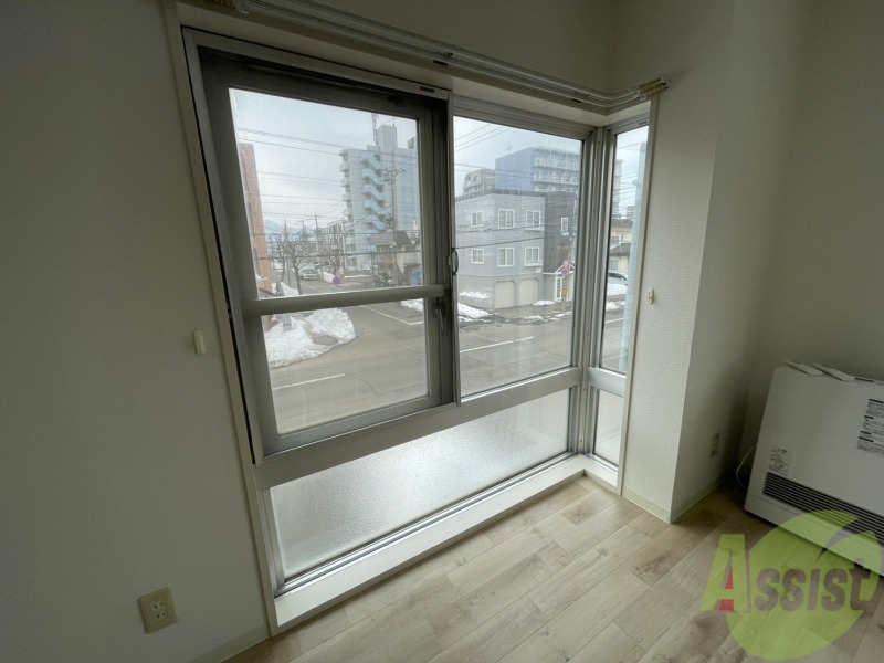 バルコニー　窓が大きいので風の通りが良さそうですね！！