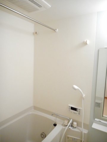 バス・シャワールーム　コンパクトで使いやすいお風呂です