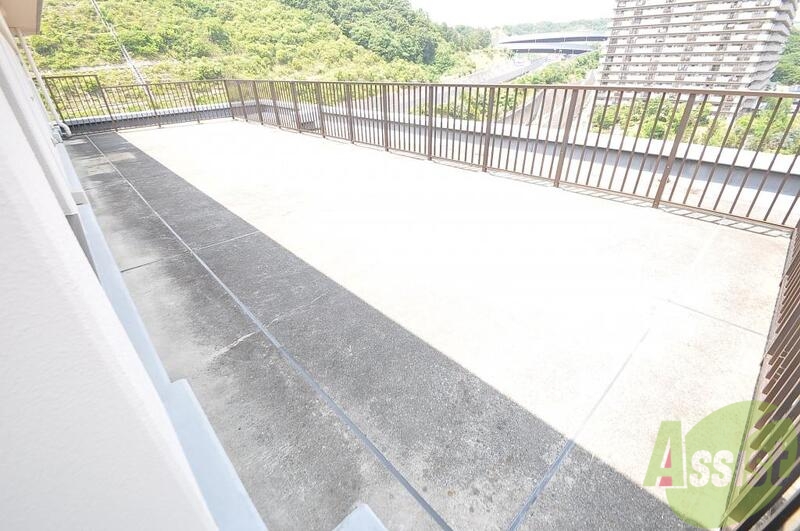 バルコニー　広々バルコニー椅子と小さなデスクでのんびりお茶でもどうぞ