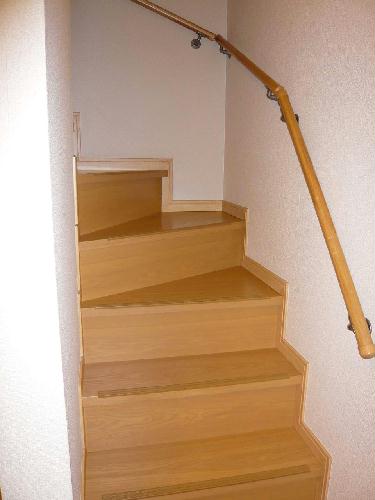 その他　メゾネットタイプの物件です。二階へ続く階段です。