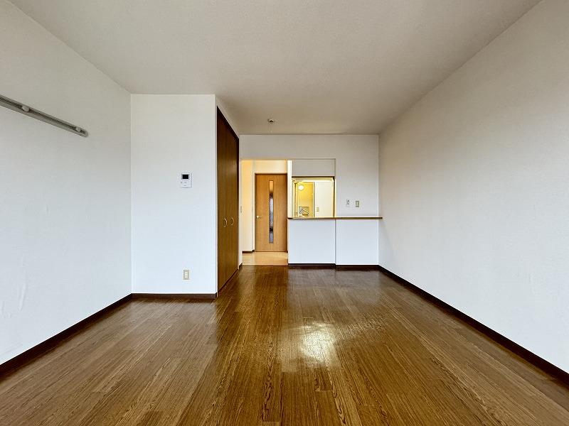 居室・リビング　腰窓があるので明るいお部屋です。