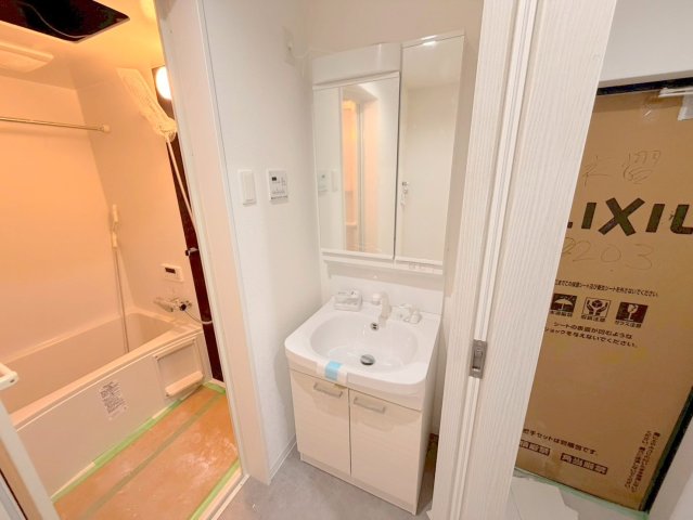 洗面設備　身支度が出来る独立洗面台です。