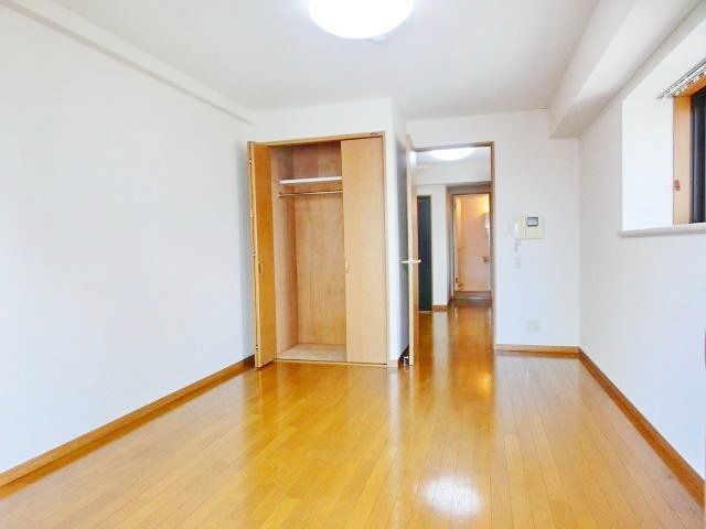 その他部屋・スペース　広々フローリング洋室8.6帖