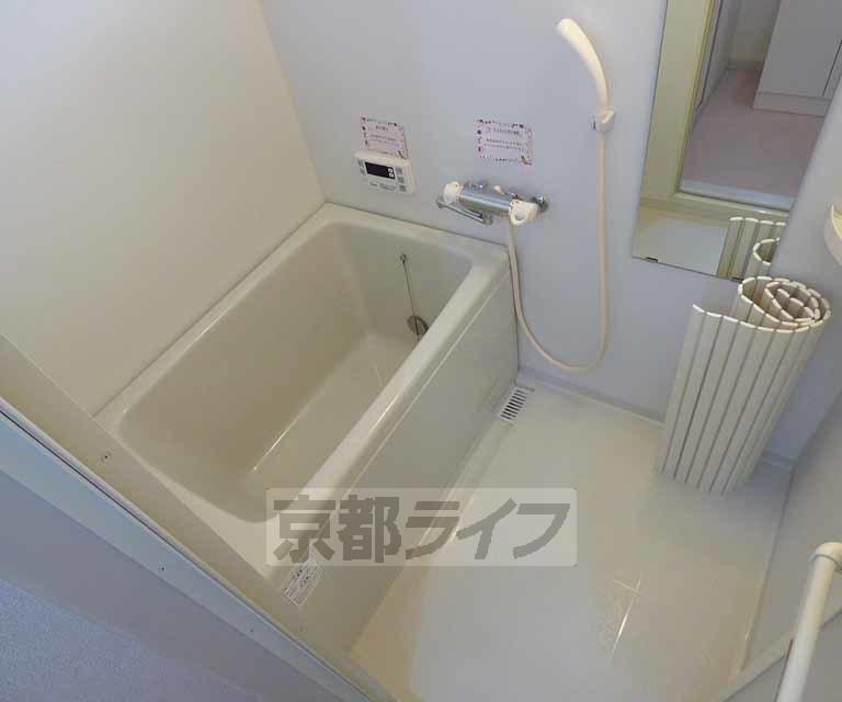 バス・シャワールーム　清潔感のあるお風呂です。