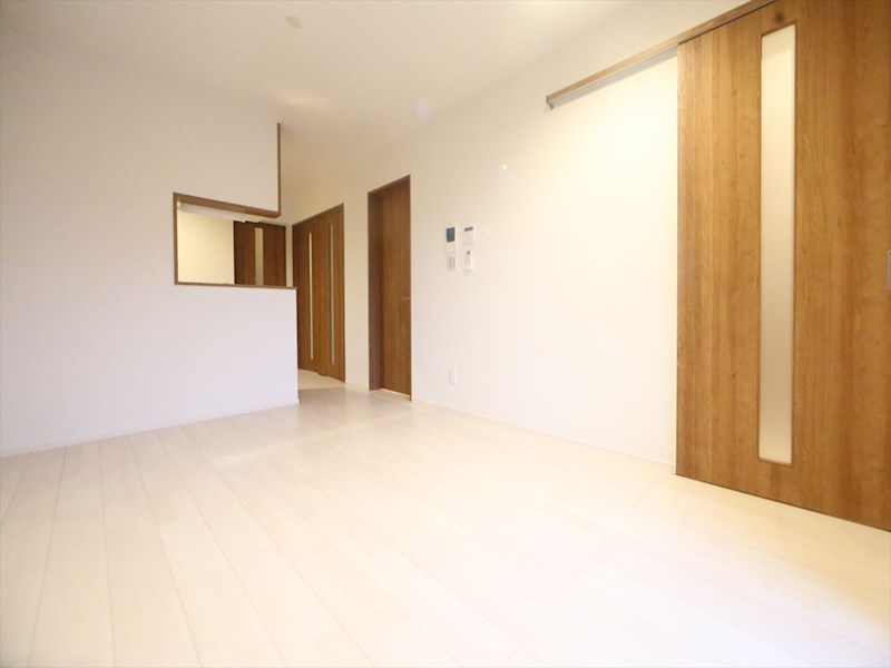 居室・リビング　ＬＤＫ10.8帖　システムキッチン　エアコン完備　同仕様写真