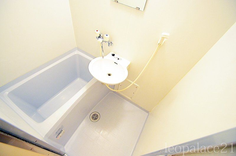 バス・シャワールーム　バス・トイレ別です。同タイプの写真です。