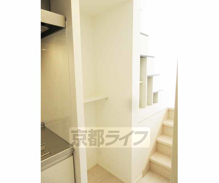 収納　キッチン横に収納スペース有り