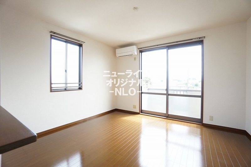 居室・リビング　２面採光で明るい住空間となっています☆