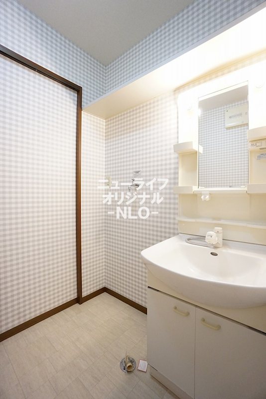 洗面設備　忙しい朝の身支度に役立つシャワー付き洗面台☆