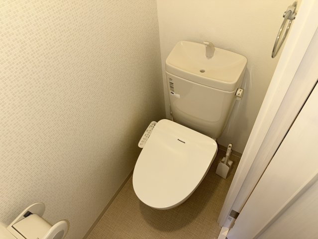 トイレ　同物件別部屋写真