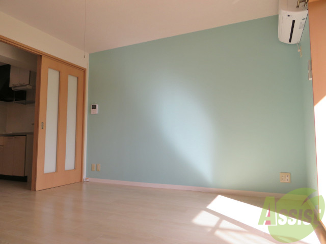 その他部屋・スペース　別の角度から洋室を撮影しました。日射しがあり明るい印象。