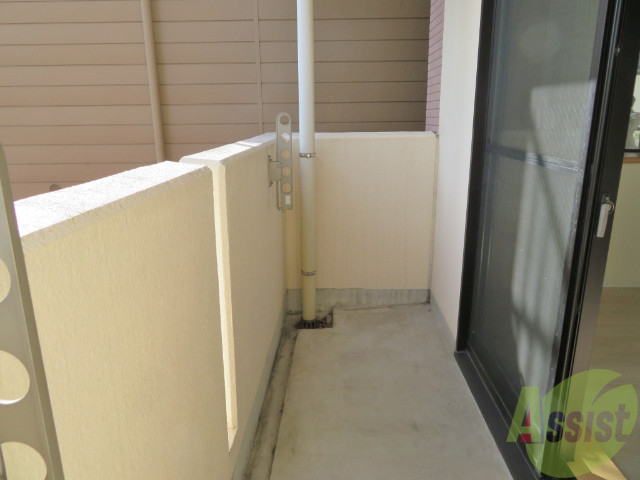 バルコニー　バルコニーは幅があり、広い印象を受けました。