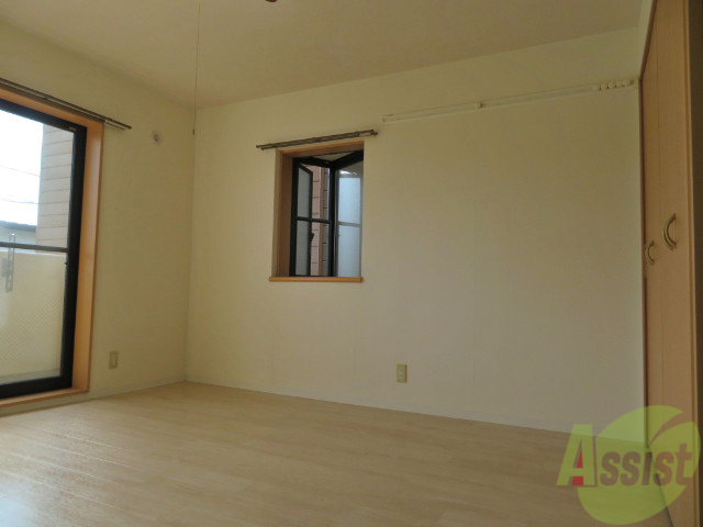 居室・リビング　８．５帖の洋室です。広々として、きれいですね。