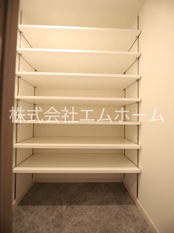 玄関　玄関　シューズインクローゼット付（収納充実してます）