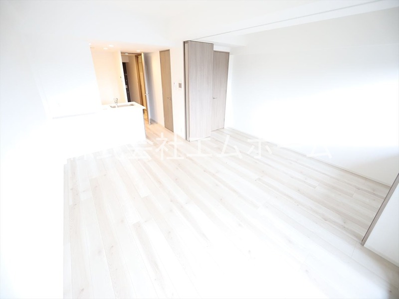 居室・リビング　LDK12.6帖　エアコン完備　カウンターキッチン　南面バル