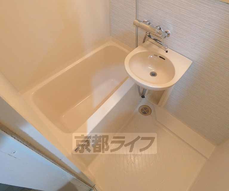 バス・シャワールーム　バスルームです。