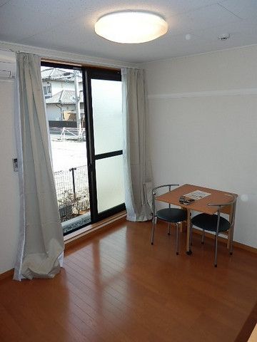 居室・リビング　南向き日当たりの室内です