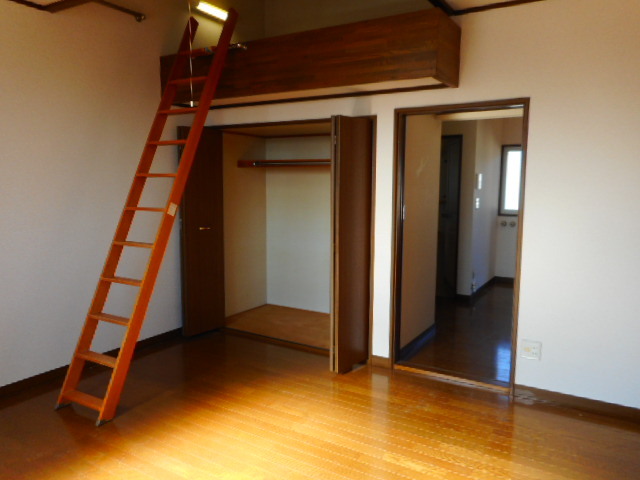 居室・リビング　南向きの洋室８帖