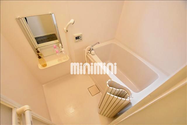 バス・シャワールーム　清潔感のあるバスルームで