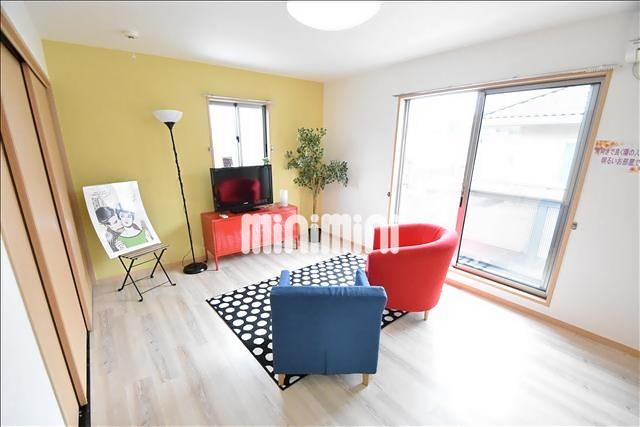 居室・リビング　白基調の内装にイエローのアクセントクロスで爽やかな空間