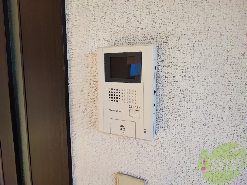 バルコニー　モニター付きインターホンです。来客時も安心ですね。