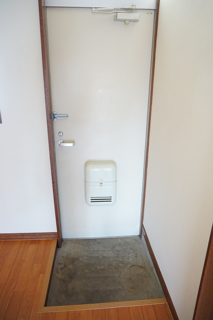 玄関　上品に仕上がった明るい室内空間です！