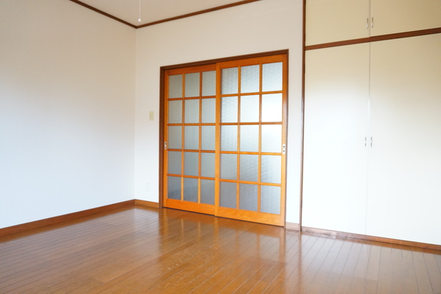 その他部屋・スペース　落ち着いた色合いのフローリングが優しい雰囲気の室内です☆