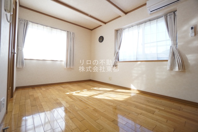 居室・リビング　２面採光なので、明るく風通しのよい過ごしやすいお部屋です♪