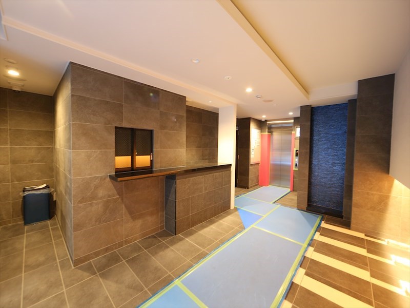 エントランス　エントランス　オートロック　宅配ＢＯＸ　防犯カメラ