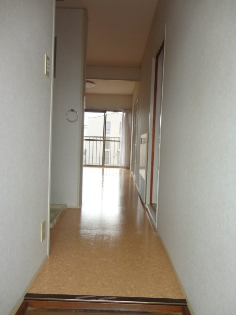 玄関　※写真は別号室です。