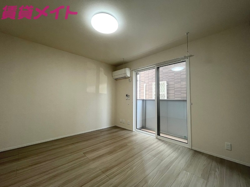 居室・リビング　同型参考写真です。