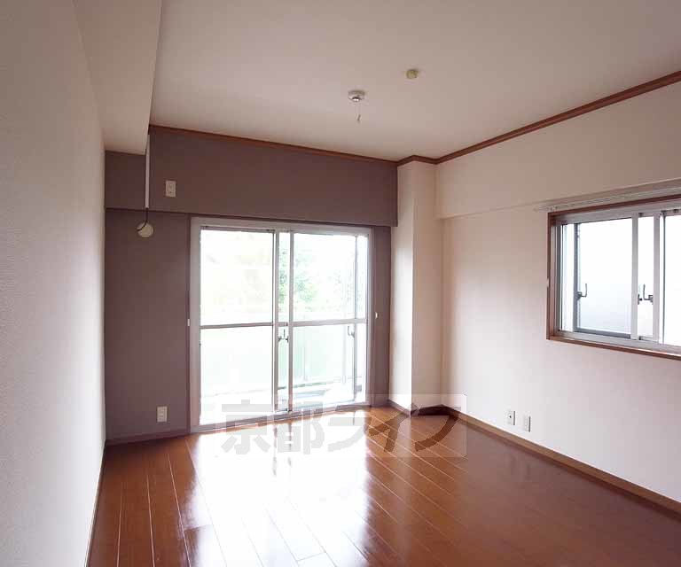 居室・リビング　２つ窓風通しが良く、すぐに布団が干せます。