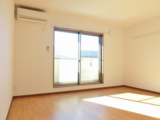 居室・リビング　日当りの良い洋室です。