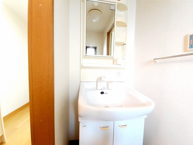 洗面設備　明るい洗面所です