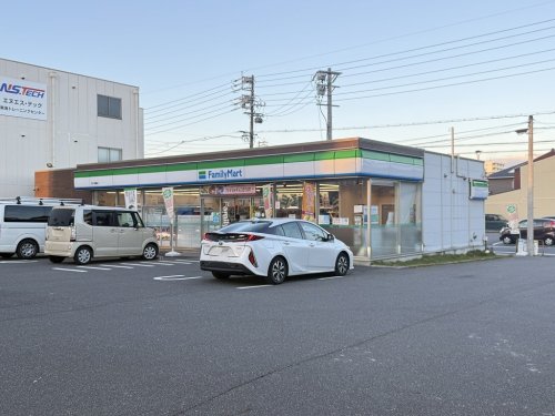 コンビニ　ファミリーマート（コンビニ）まで1017m