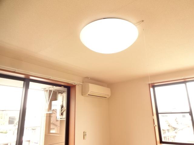 その他設備　エアコンと照明器具