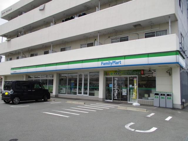 コンビニ　ファミリーマート（コンビニ）まで757m
