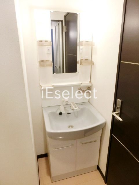 洗面設備　便利な独立洗面台です。