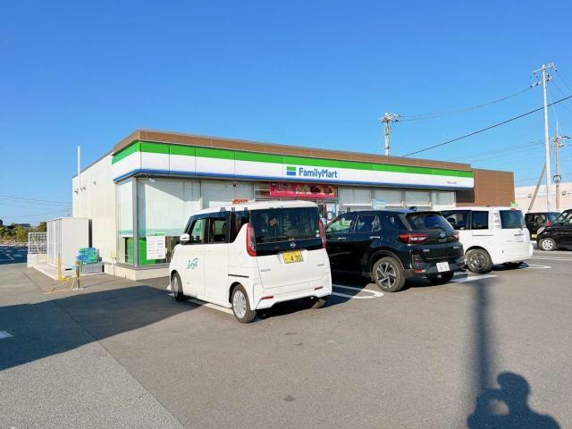 コンビニ　ファミリーマート宇部Lucky店（コンビニ）まで674m