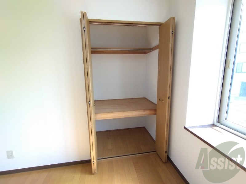 収納　寝室の収納です。部屋がすっきり片付きます。