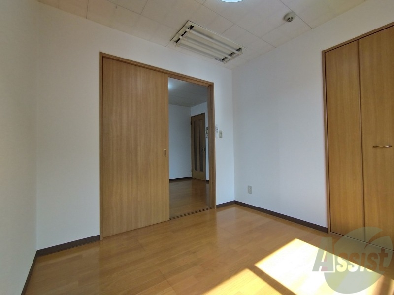 その他部屋・スペース　戸を閉めるとリビングと区切られた寝室にすることができますよ。