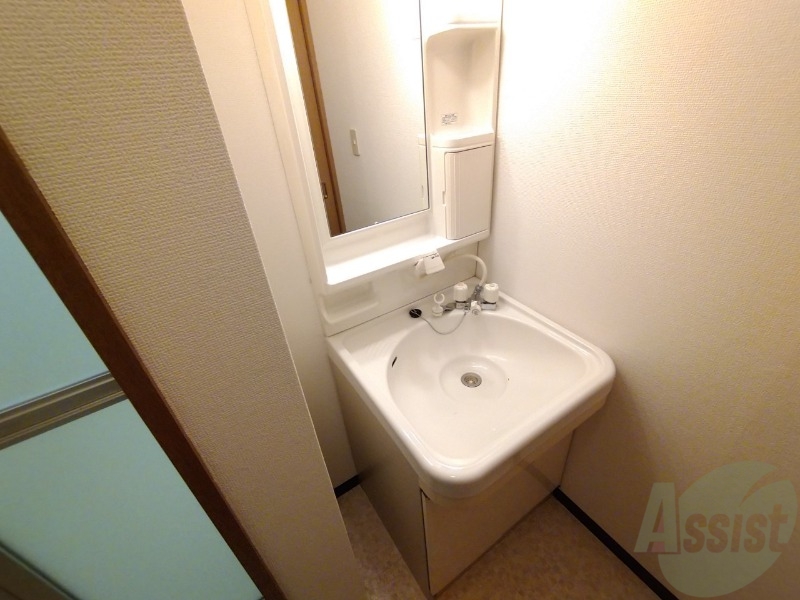 洗面設備　大きくて使いやすそうな独立洗面台になっています。