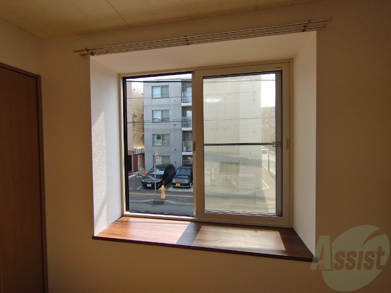 バルコニー　窓が沢山あると日がたっぷり入って気持ち良いですよね！