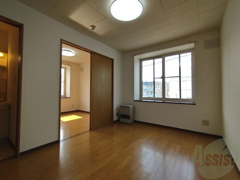 居室・リビング　リビングです。木目のフローリングが落ち着きますね。