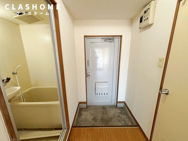 玄関　同物件の別部屋になります。