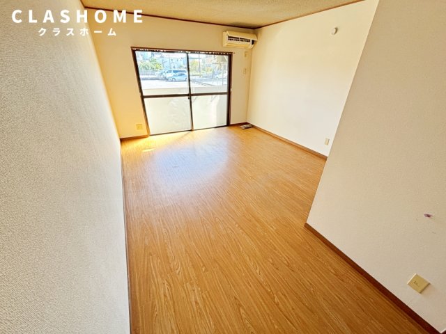 居室・リビング　同物件の別部屋になります。