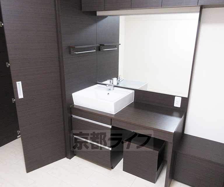 洗面設備　座って支度のできる洗面台・