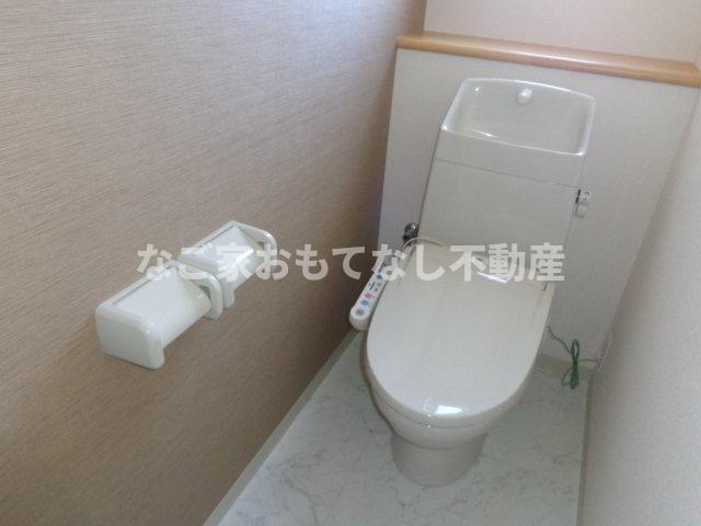 トイレ　ウォシュレット付き。