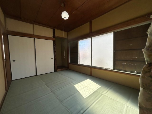 収納　床傾き有り、庭側の窓開閉不可のため納戸としています