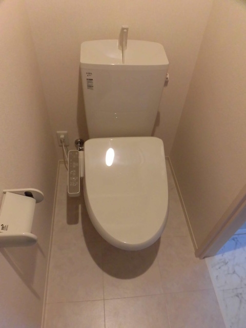 トイレ　Ｂ２０１　温水洗浄暖房便座